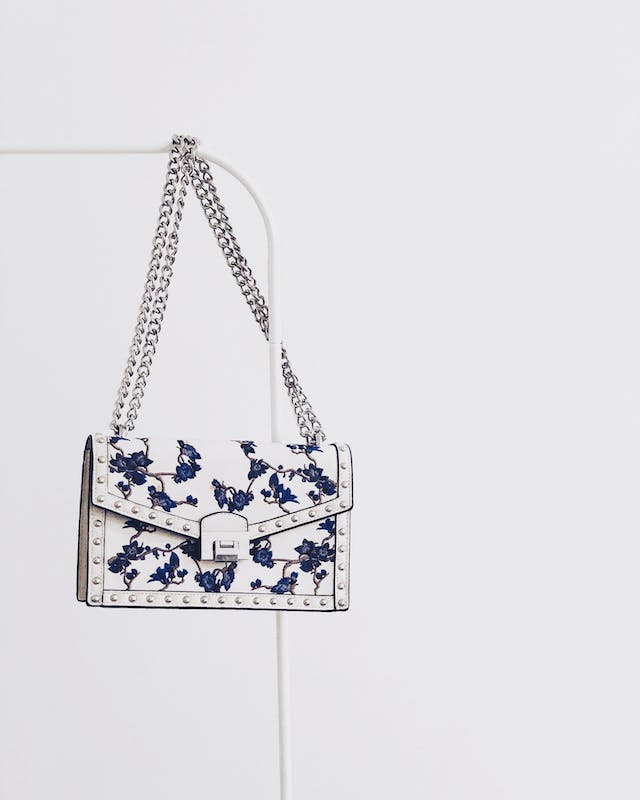  White handbag with blue flower print