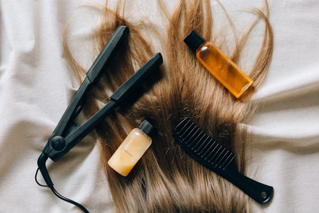 Hair straightener, comb and two bottles