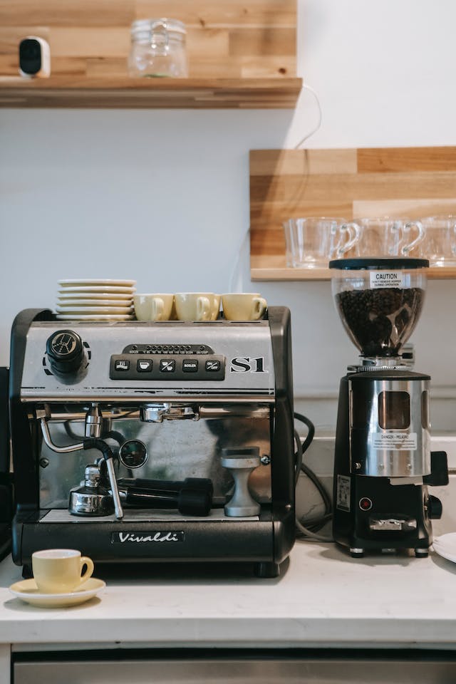 Coffee machine and coffee grinder