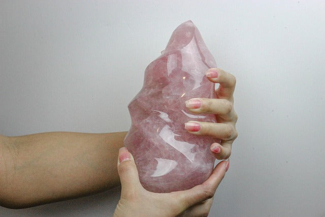 Rose quartz in female hands