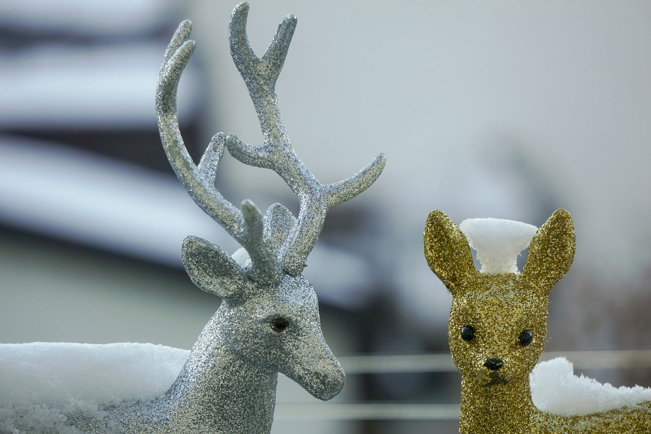  Scenery in the form of a silver deer and a golden fawn under the snow