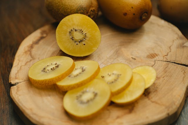 Sliced ​​kiwi on a wooden surface