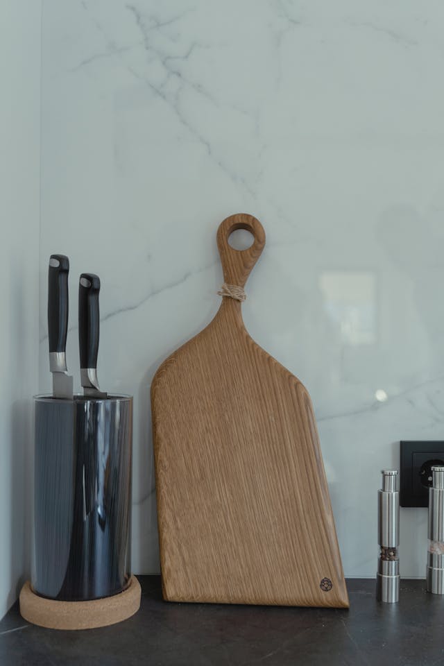 Stand with knives and cutting board