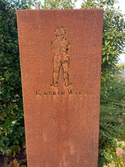 Weingut Katrin Wind - Logo am Eingang