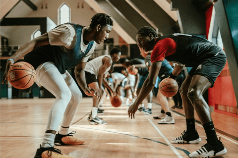 joueurs de l'institut de sport dynastie dribblant des ballons de basket