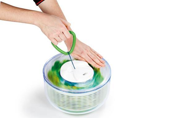 Zyliss salad spinner in use 