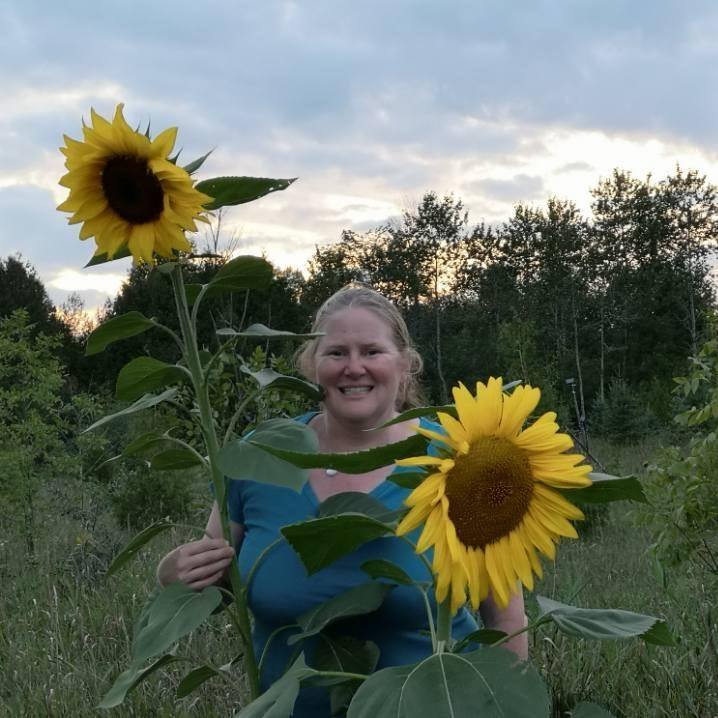 Femme dans un champ de tournesol