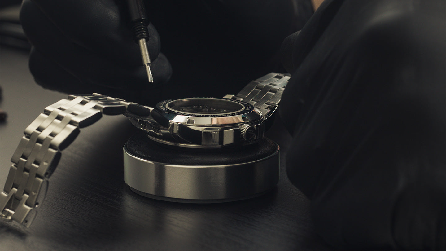 Removing metal strap of the Pompeak automatic watch