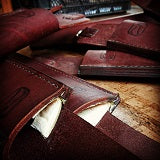 Etuis en cuir sellier Della réalisés par Equelvi Leatherworks pour des scies d'élagage