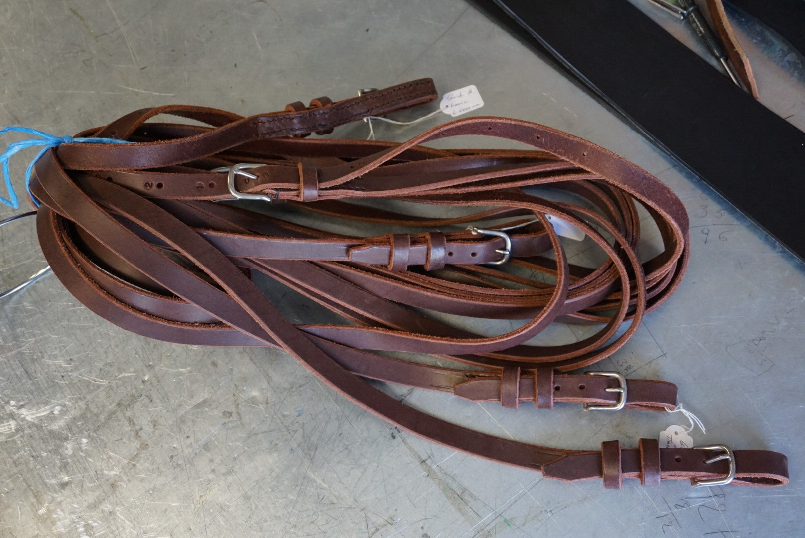 Bridle reins in vegetable tanned leather made by Bourrellerie Collin