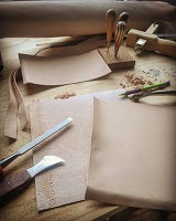 Vegetable tanned leather work by Atelier TraLinLer