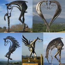 Charger l&#39;image dans la galerie, Baiser cheval sculpture moderne métal art rustique hommes cadeau
