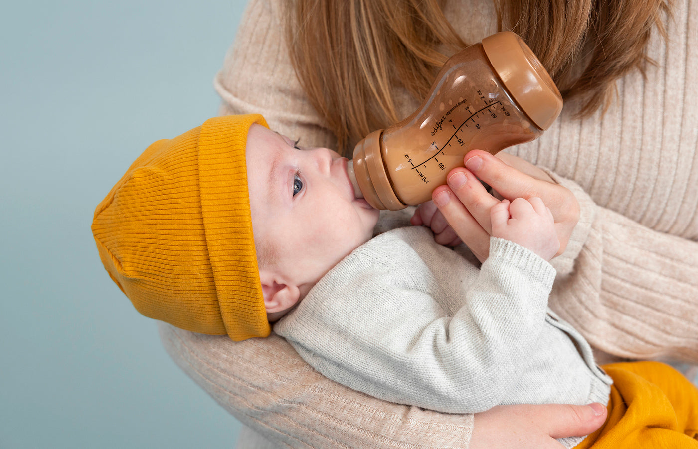 baby drinkend uit babyfles