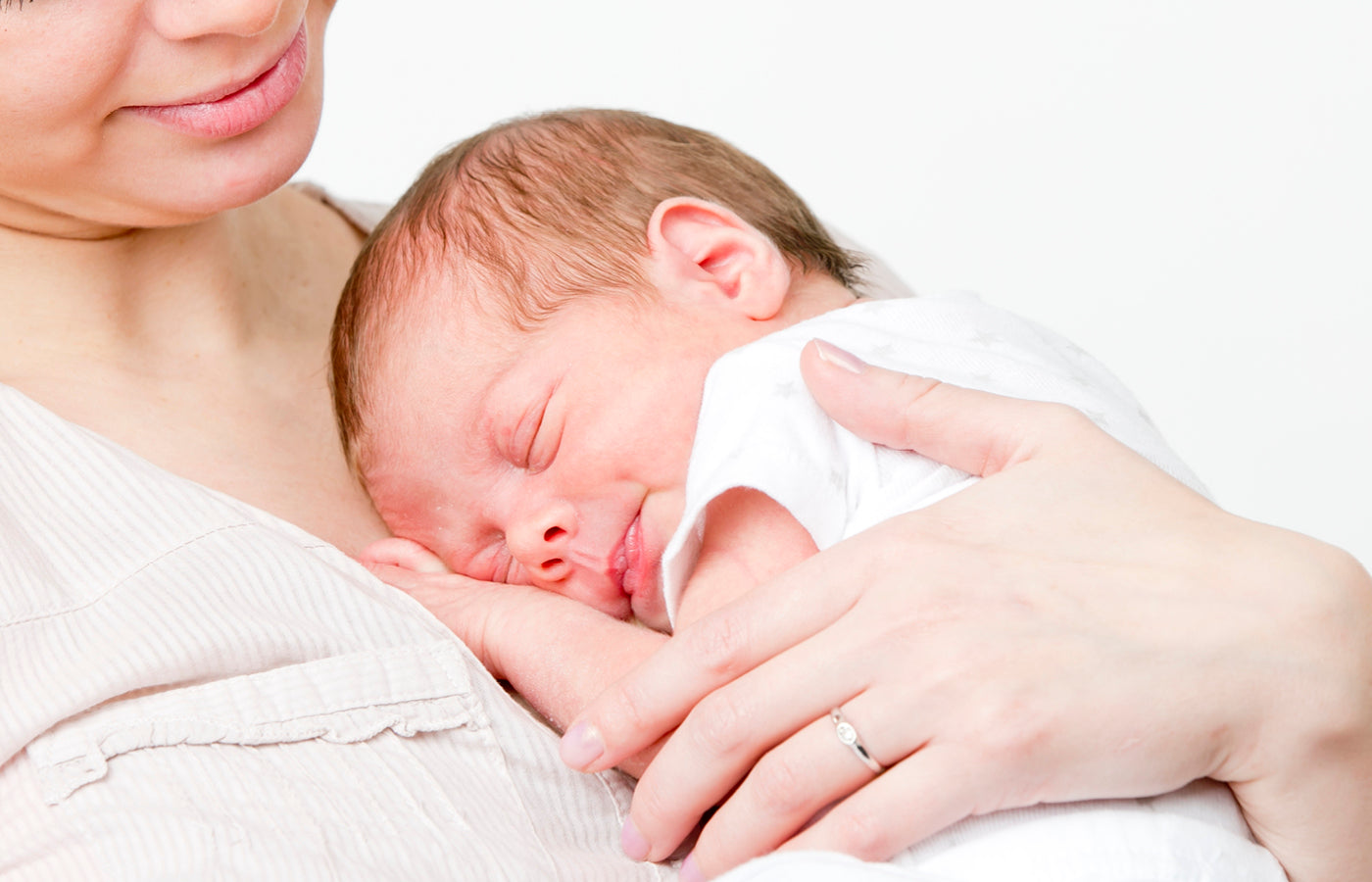 newborn baby op borst moeder