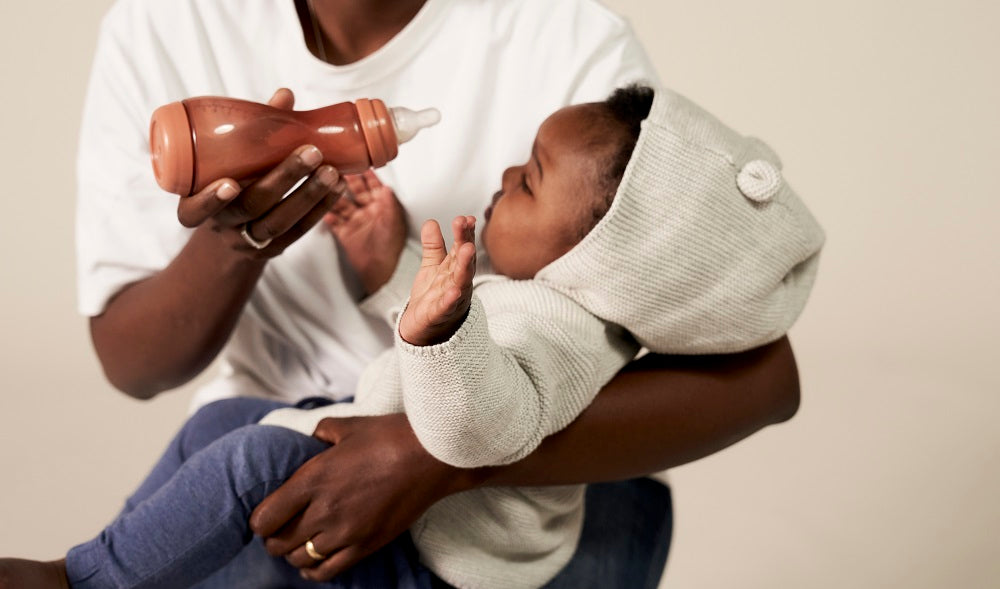 Mère avec bébé et biberon S