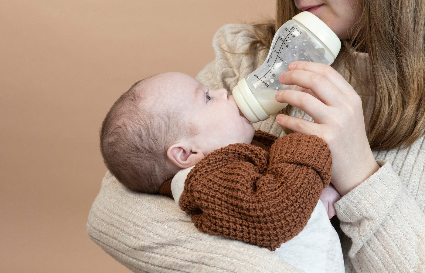 Moeder voedt baby met Difrax S-fles 170 ml