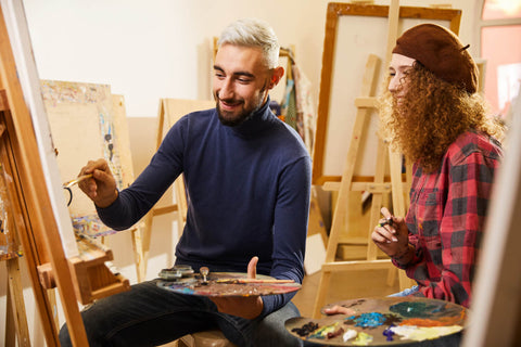 Couple heureux à l'atelier de peinture