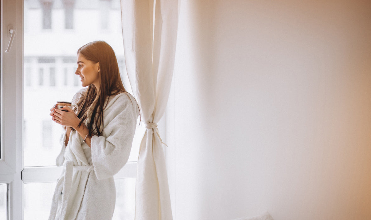 femme en robe de chambre