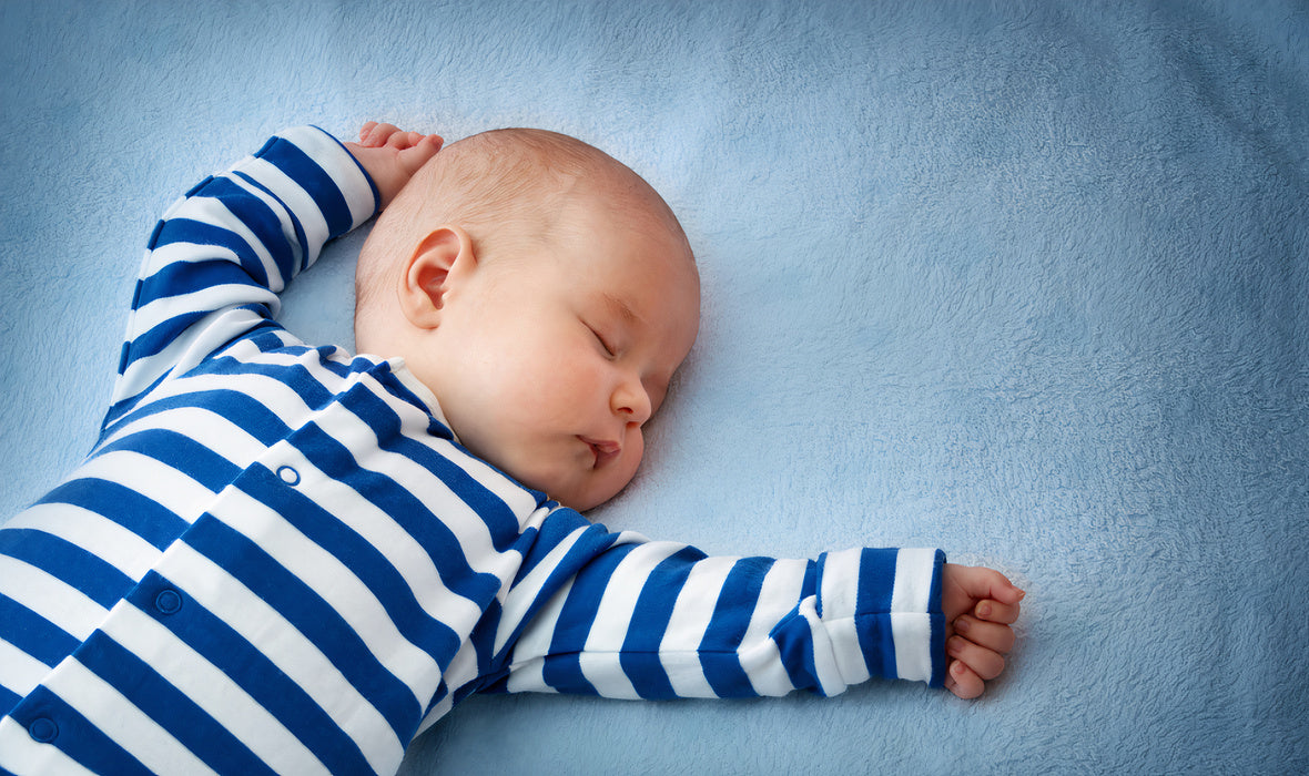 Bébé qui dors en pyjama