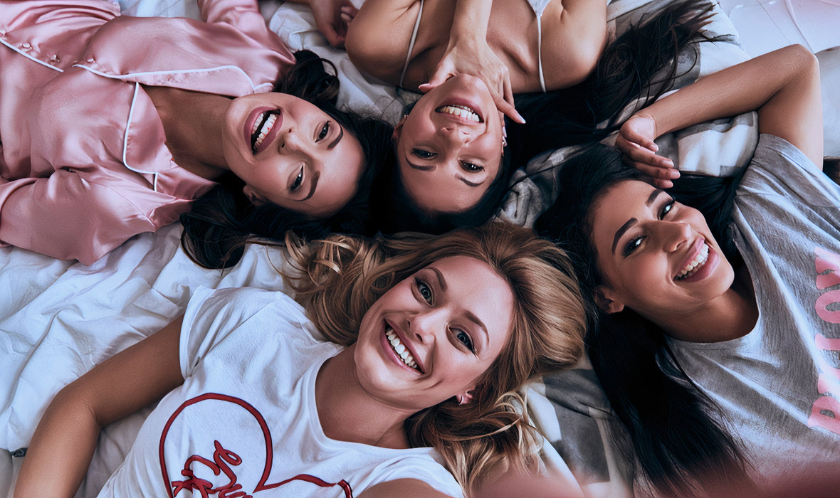 Groupe de jeunes filles qui prennent une photo pendant une soirée pyjama