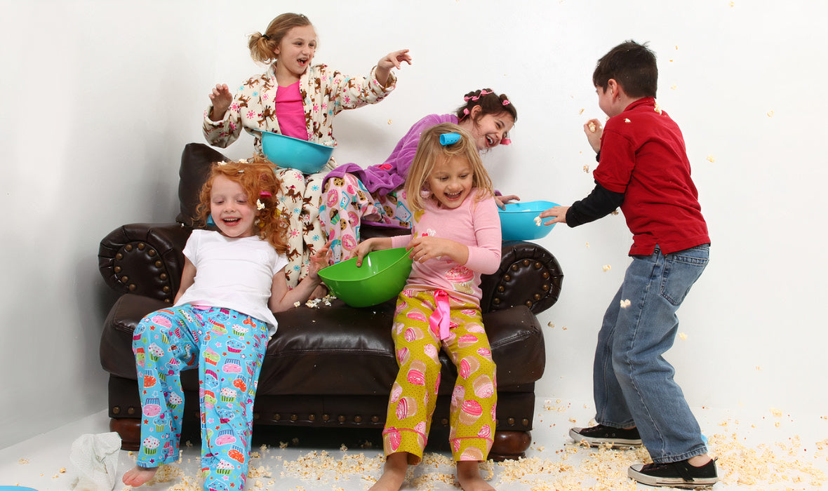 Jeunes enfants qui s'amusent pendant une soirée pyjama