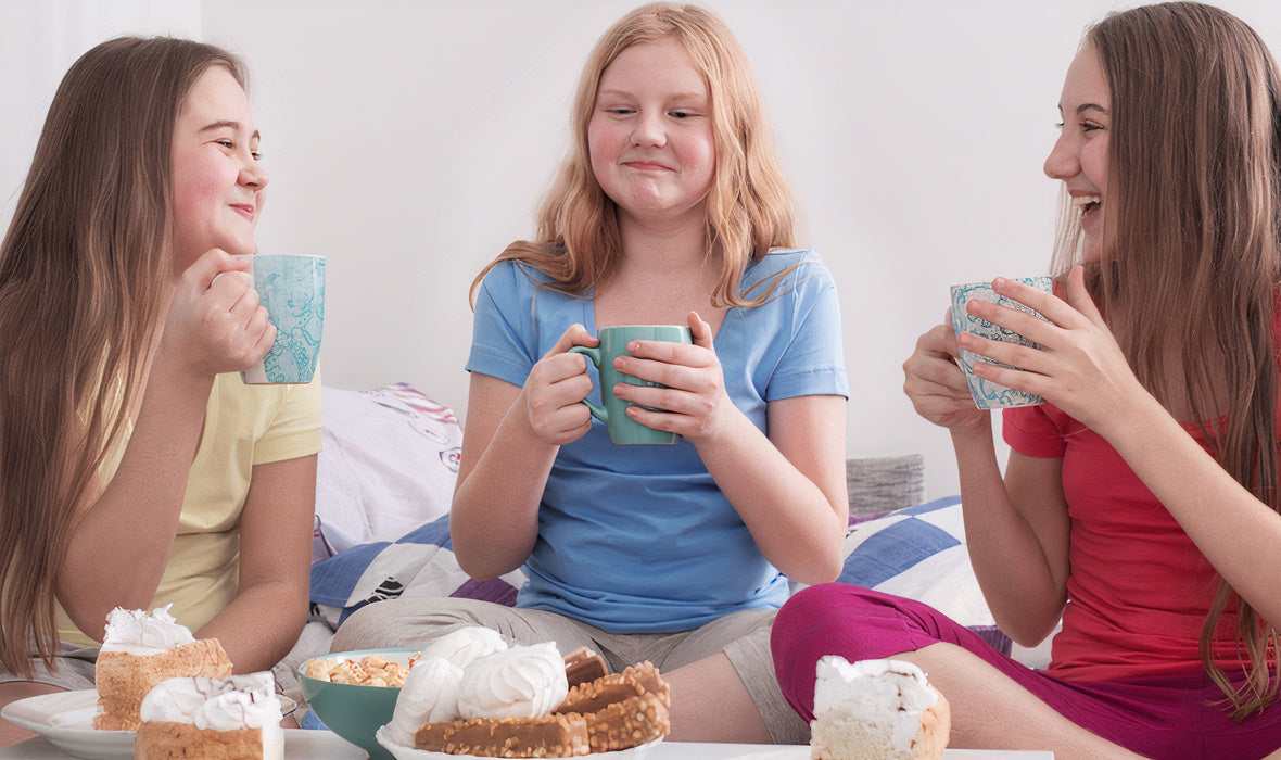 Enfants qui mangent des gâteaux pendant une soirée pyjama