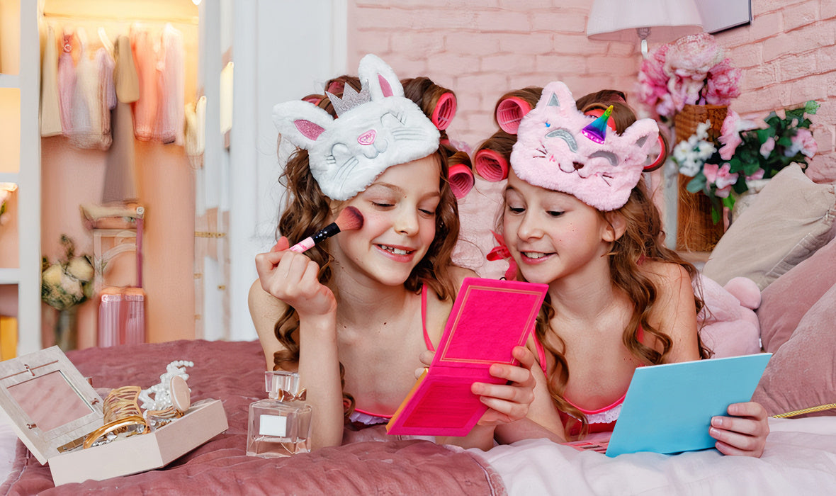 Deux petites filles qui font un jeu pendant une soirée pyjama