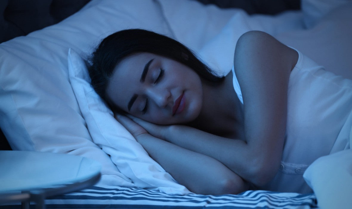 Femme qui dors confortablement dans son lit