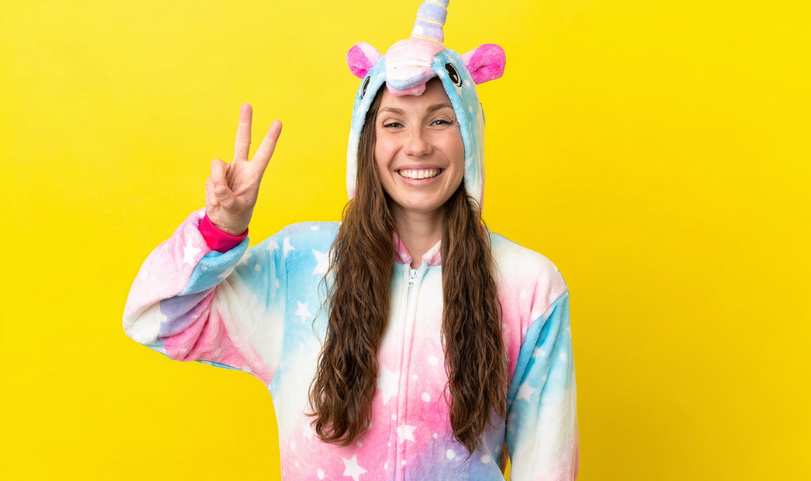 femme en pyjama une pièce licorne