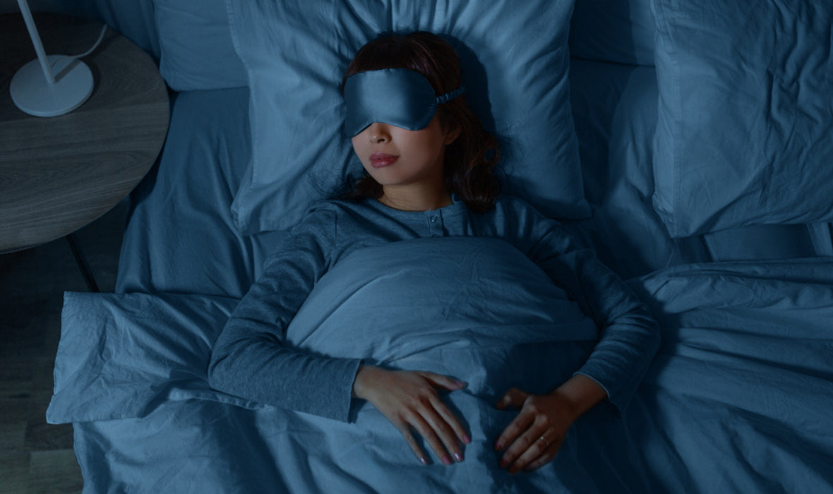 femme qui dort avec un masque de sommeil