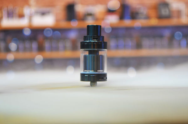 Atomizer tank berdiri di atas meja