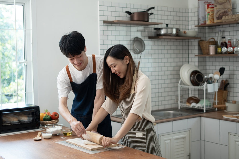 asian_couple_standing_in_kitchen_at_home_preparing_2023_11_27_05 (1) (1).jpg__PID:3b22d0c0-4ceb-42c9-98ff-ec2e2af0c1da