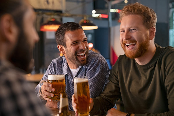 Deux hommes applaudissent avec une bière chacun