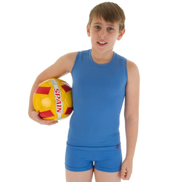 Image d'un garçon portant un gilet de maintien Comfizz niveau 1 et un boxer bleu, tenant un ballon de football jaune