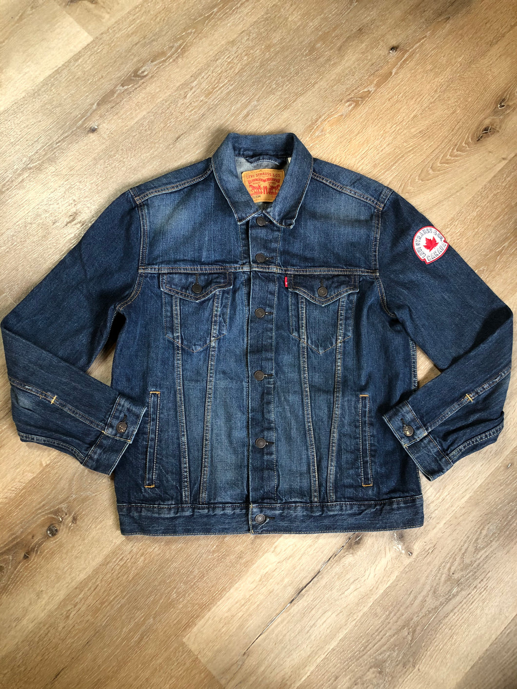 Levi's Medium Wash Denim Trucker Jacket with Canada Patch – KingsPIER  vintage