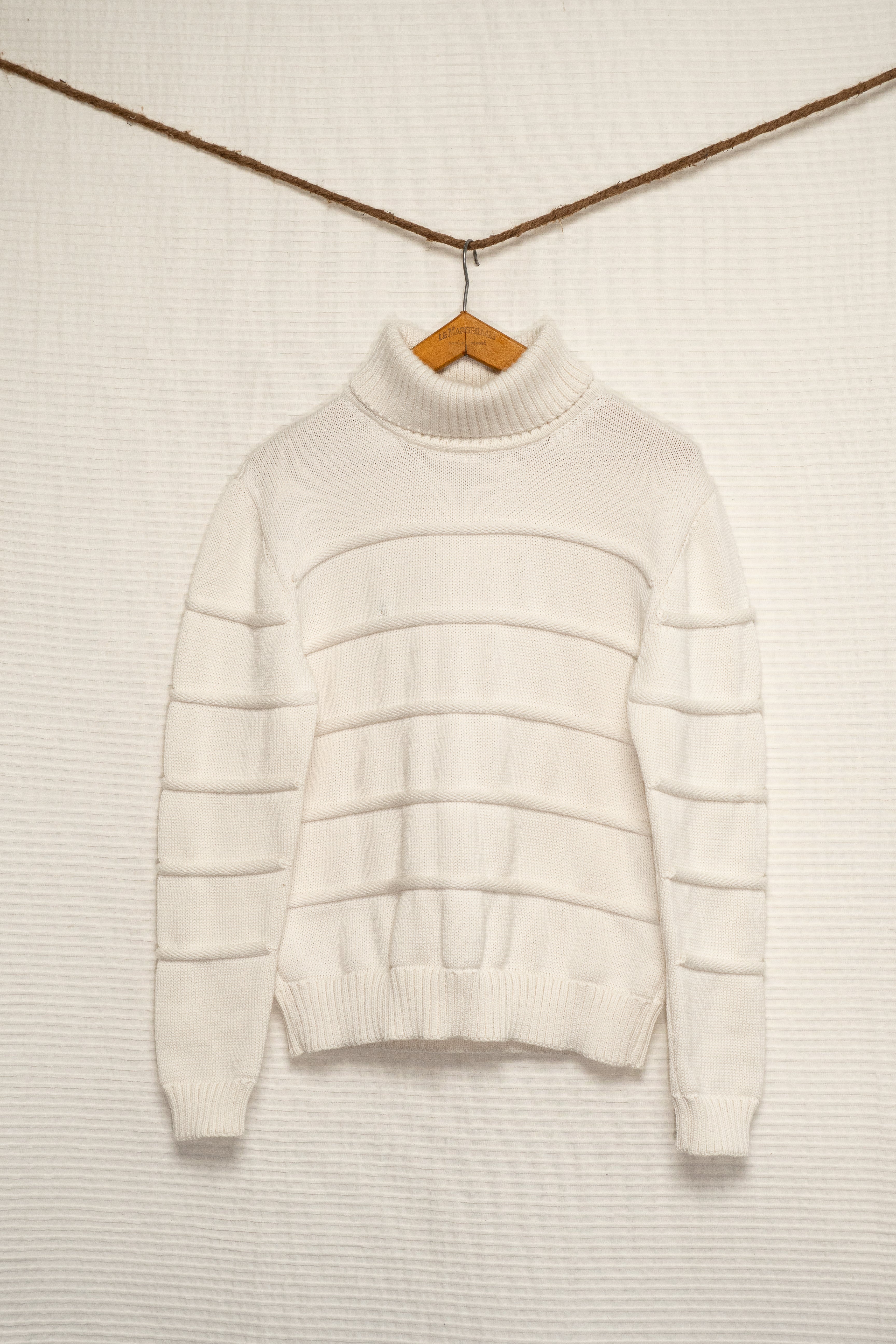 Pull à col roulé en laine merinos de luxe pour homme erevan, à coupe marine et rayure tissée, couleur blanche, tricoté en france