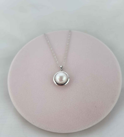 Collar con pendiente de perla con marco liso en plata 925