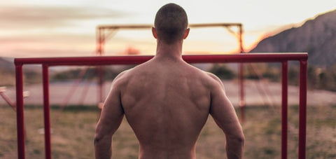 Calisthenics athlete showing the wide muscles of his back