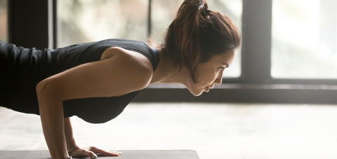lady demonstrating a good push up form at the bottom position