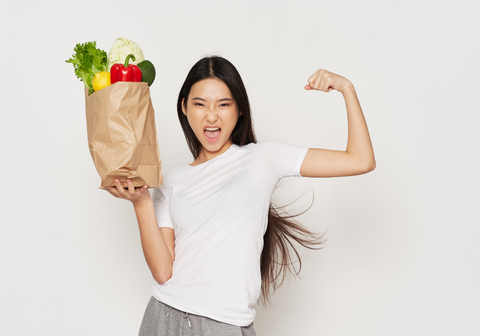 lady carrying grocery bag easily as a result of strength gained from doing pullups