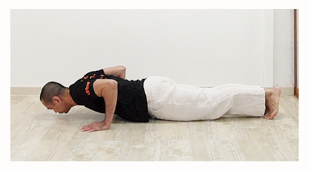 umove teacher demonstrating correctly the bottom of the push up position