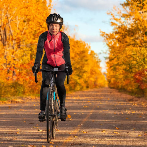 Frau beim Radfahren im Herbst