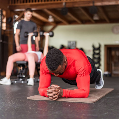 Mann beim Training in der Plank-Position