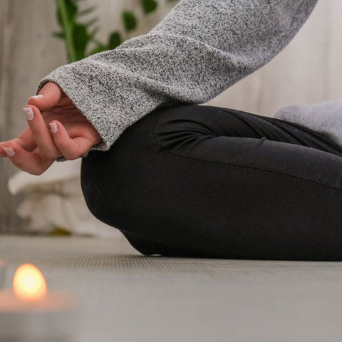 Frau beim Meditieren für mehr Selfcare als Neujahrsvorsatz