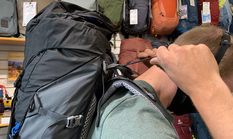 adjusting backpack load adjustment straps 