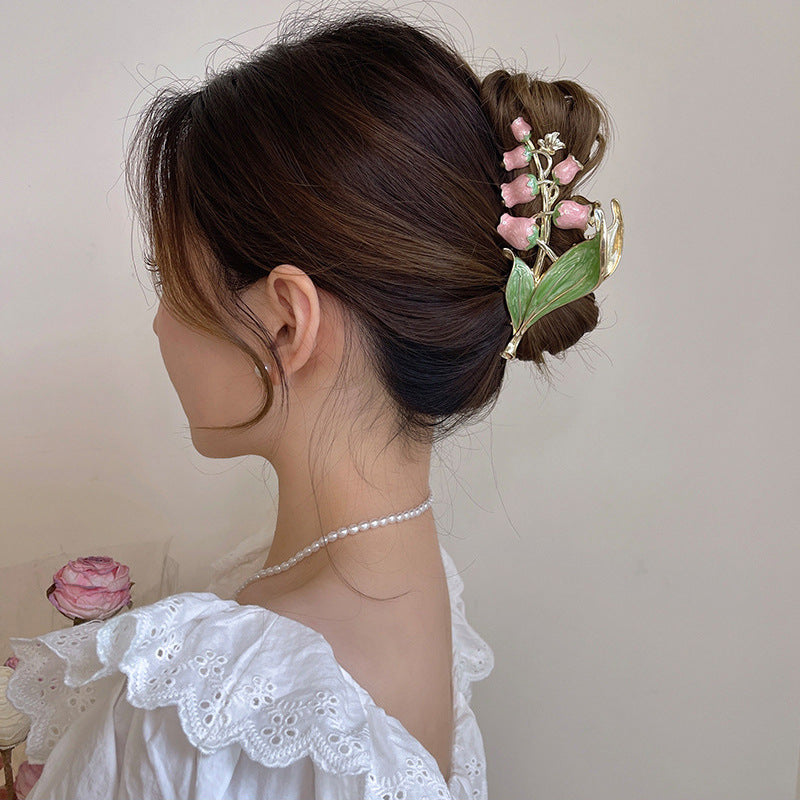 Lindo penteado usando o clipe Lily Of The Valley Flower Claw da Tristar Boutique