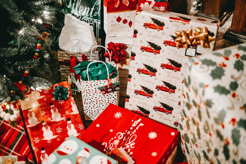 Geschenke mit verschiedenen weihnachtlichen Mustern