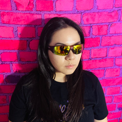 woman wearing mirrored wrap around sunglasses