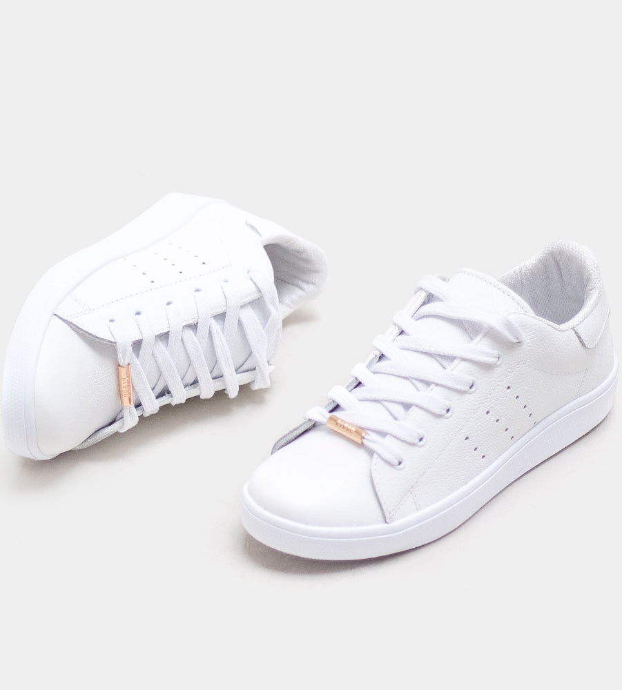 tenis de cuero blanco