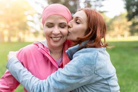 Paciente de cáncer acompañada de amiga